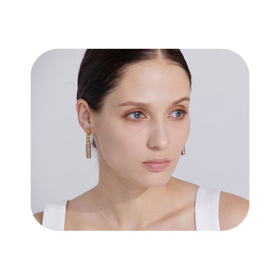 Boucles-d_oreilles-pendantes-dorees